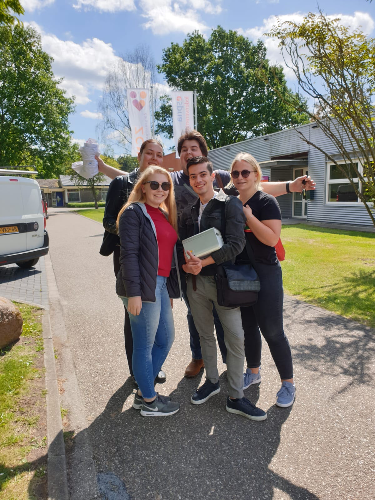 Studenten helpen Icare bij gebruik Medido